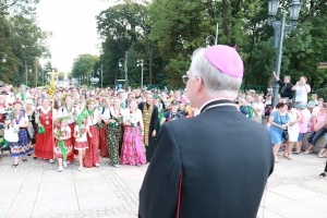 arcybiskup jędraszewski wita górali na jasnej górze